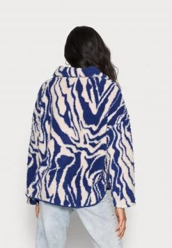 Monki Damen Fleecejacke - Rave Blue -Monki Verkäufe 2022 1301cb712eb94866a3e0876bcfe0a308