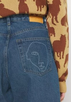 Monki TAIKI FACES - Jeans Relaxed Fit - Faces | Damen -Monki Verkäufe 2022 14b82d88d595447d8d05fd78411883d8