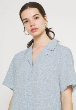 Monki Damen Bluse - Blue Dusty Light -Monki Verkäufe 2022 26ab58e34e004f8a9756b8108f02de09
