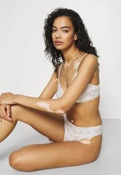 Monki String - White Light Kurbitz | Damen -Monki Verkäufe 2022 3d540ceb760e4a48828968bfe2e78841
