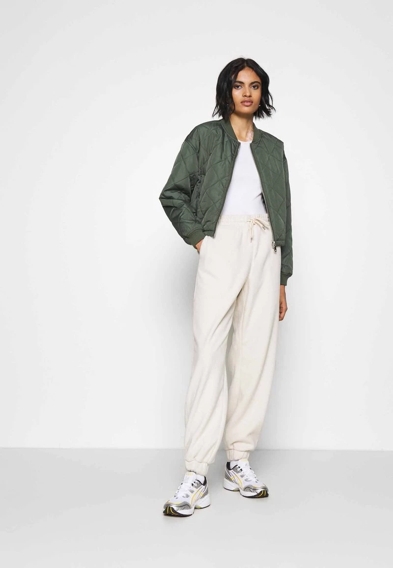 Monki Damen FANNY TROUSERS - Jogginghose - Beige 2 Monki Damen FANNY TROUSERS - Jogginghose - Beige – Bild 2