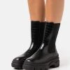 Monki Damen STINA BOOT VEGAN - Plateaustiefel - Black Dark