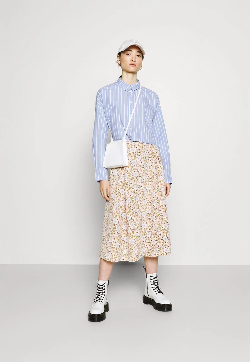 Monki Damen Bluse - Blue Dusty Light Stripe 2 Monki Damen Bluse - Blue Dusty Light Stripe – Bild 2