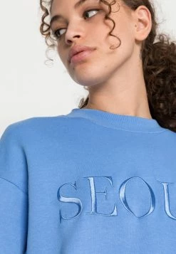 Monki Sweatshirt - Blue Dark Seoul Print | Damen -Monki Verkäufe 2022 685d70db6f324d5490cdc58aba0bf397