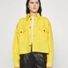Monki Damen Leichte Jacke - Yellow