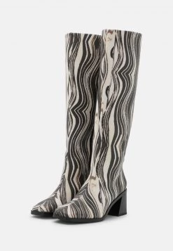 Monki Damen Stiefel - Multi-coloured 12 Monki Damen Stiefel - Multi-coloured -Monki Verkäufe 2022 8d912999d50a4b90b38272e6e7f19f7b