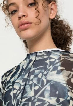 Monki Damen Langarmshirt - Blue Dark/ettoregraphic -Monki Verkäufe 2022 954aa8444faa40afa0719392b4d1c4af