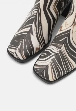 Monki Damen Stiefel - Multi-coloured 14 Monki Damen Stiefel - Multi-coloured -Monki Verkäufe 2022 9cf15251de2c456ab8f2eac8bfd7538b