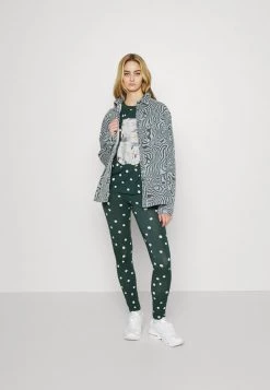 Monki Damen Leggings - Hosen - Green Snowflakes -Monki Verkäufe 2022 c179d80ebb3e4285b43185579adad282