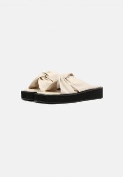 Monki Damen Pantolette Flach - White Dusty Light -Monki Verkäufe 2022 c471a812148745caa2c1552bb4539c3a