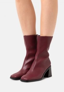 Monki Damen Stiefelette - Red Dark