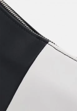 Monki Damen Handtasche - Black -Monki Verkäufe 2022 d9cbb46995c94d97875b7e2719f9a93e