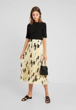 Monki Damen T-Shirt Basic - Black Dark Solid -Monki Verkäufe 2022 f64f3114cbdb42f9b6b6b066709c7142